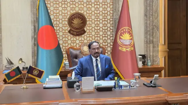রাষ্ট্রপতির পদ থেকে মো. সাহাবুদ্দিন পদত্যাগের পর ভারপ্রাপ্ত রাষ্ট্রপতি হিসেবে দায়িত্ব পালন শুরু করেছেন হাফিজ উদ্দিন আহমদ।