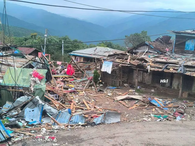ဇူလိုင် ၇ ရက်နေ့ မင်းတပ်မြို့ပေါ် တစ်နေရာကို စစ်တပ်ရဲ့ ဗုံးကြဲတိုက်ခိုက်မှုအပြီးမြင်ကွင်း (ပုံဟောင်း)