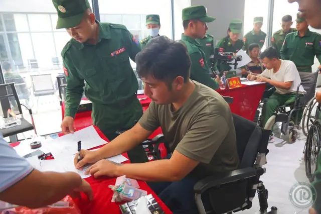 လောက်ကိုင်က အိမ်ရာတွေကို ဇူလိုင် ၂၆ ရက်မှာ MNDAA က မဲစနစ်နဲ့ ပြန်ခွဲဝေပေးနေတဲ့ မြင်ကွင်း