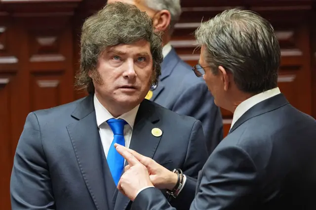 Javier Milei, presidente de Argentina, conversando con su homólogo boliviano, Rodrigo Paz, en el Congreso de Perú