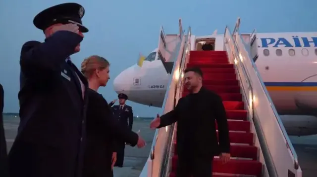 Zelensky yururutse indege igihe yashika muri Amerika