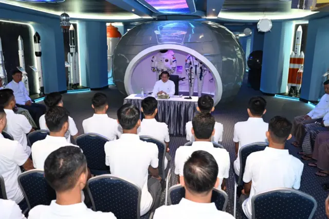 ဇူလိုင် ၂၇ ရက်က ရန်ကုန်မြို့ က မြန်မာအာကာသအေဂျင်စီ (MSA) မှာ အာကာသယာဉ်မှူးလောင်းတွေကို ဦးမင်းအောင်လှိုင် တွေ့ခဲ့