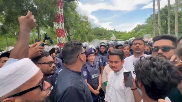শ্রীমঙ্গল এলাকায় পুলিশের বাধায় এনসিপির গাড়ি বহর