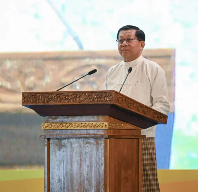 ဂျပန်-မြန်မာ စီးပွားရေးဖိုရမ်မှာမိန့်ခွန်းပြောနေတဲ့ ဦးမင်းအောင်လှိုင်