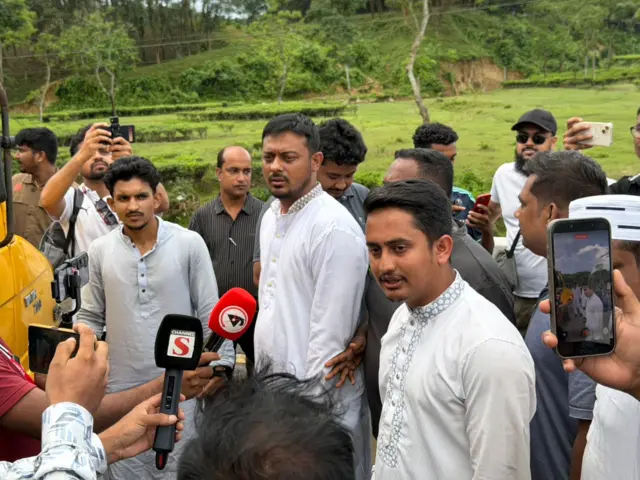 এনসিপির অভিযোগ মৌলভীবাজারে অন্তত তিন জায়গায় তাদের গাড়িবহর আটকে দিয়েছে পুলিশ