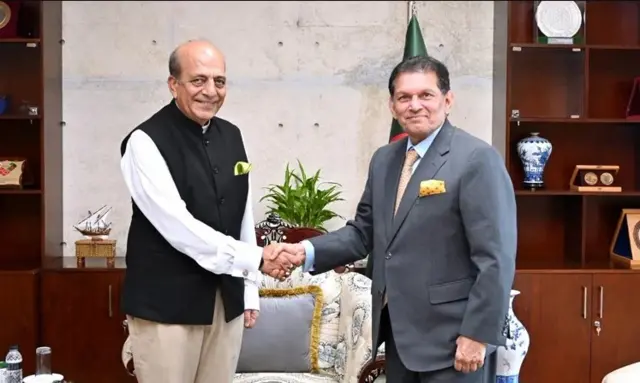 বুধবার বিকেলে পররাষ্ট্র মন্ত্রণালয়ে পররাষ্ট্রমন্ত্রী খলিলুর রহমানের সাথে সৌজন্য সাক্ষাৎ করেন বাংলাদেশে নবনিযুক্ত ভারতের হাইকমিশনার দিনেশ ত্রিবেদী
