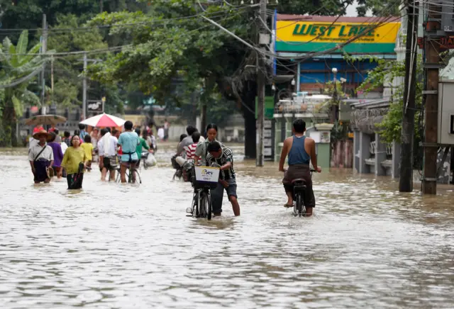 ရန်ကုန်မြို့ မရမ်းကုန်းမြို့နယ်ထဲက ရေကြီးရေလျှံမှုမြင်ကွင်း