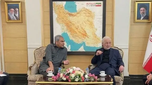 محسن نقوی، وزیر کشور پاکستان (سمت چپ) با استقبال همتای ایرانی خود وارد تهران شده است