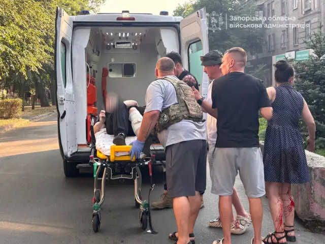 раненых грузят в машину скорой помощи в Запорожье