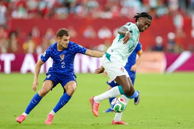 Umukinnyi wa Croatia ari kugerageza kubuza umukinnyi wa Portugal kugenda
