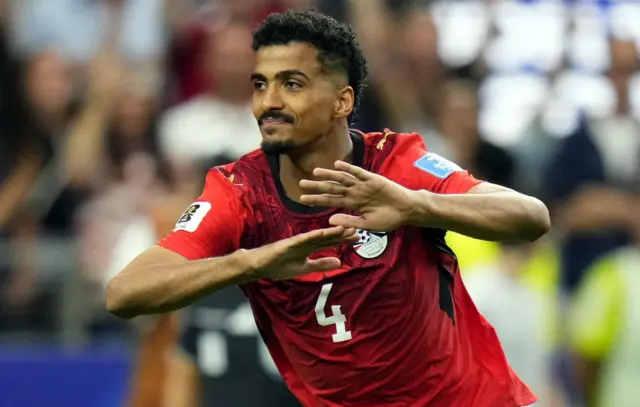 المصري حسام عبد المجيد يحتفل يحتفل بعد تسجيله ركلة الجزاء الحاسمة خلال ركلات الترجيح
