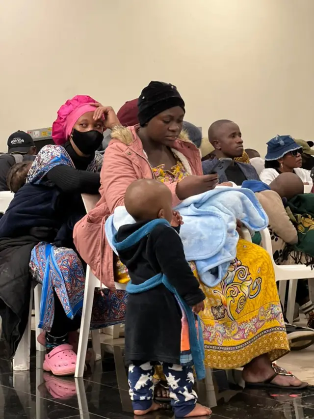 Abanya-Uganda bagarutse mu gihugu cyabo bari ku kibuga cy'indege