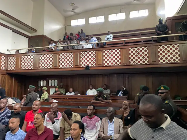 Baadhi ya wananchi waliojitokeza kusikiliza kesi ya Lissu