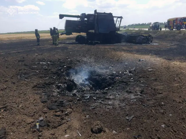 место удара по полю, сгоревший комбайн