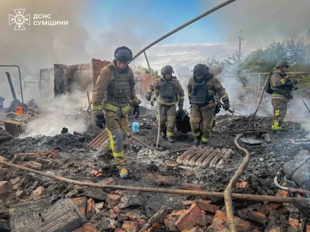 Беспилотник попал в одноэтажный многоквартирный дом, начался пожар, уточнили спасатели