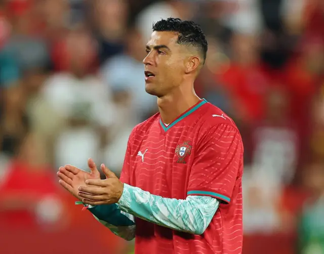 البرتغالي كريستيانو رونالدو أصبح أكبر لاعب يشارك في مباراة إقصائية في تاريخ كأس العالم، وأكبر لاعب يسجّل هدفاً في الأدوار الإقصائية، بعمر 41 عاماً