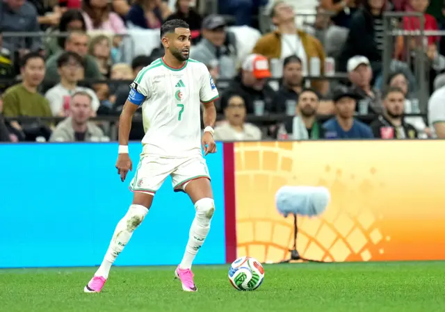الجزائري رياض محرز هو ثاني أكبر لاعب أفريقي يشارك أساسياً في مباراة إقصائية في كأس العالم بعمر (35 عاماً و131 يوماً)، بعد السنغالي إدريسا غانا غاي