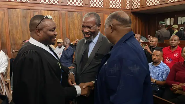 Mwanasheria wa Serikali Nasorro Katuga (kushoto) akiteta na wanasheria wenzake