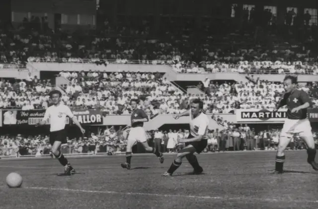 المهاجم السويسري جوزيف هوغي يسجل هدفاً في مرمى النمسا في مونديال 1954