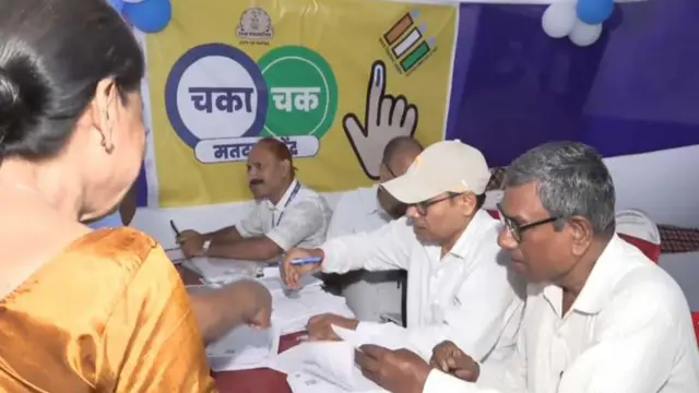 पटना की बांकीपुर सीट पर वोटिंग के दौरान महिला मतदाता से उनका नाम पूछते मतदानकर्मी