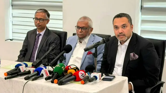 কথা বলছেন প্রধানমন্ত্রীর উপদেষ্টা ও তার কার্যালয়ের মুখপাত্র মাহ্দী আমিন