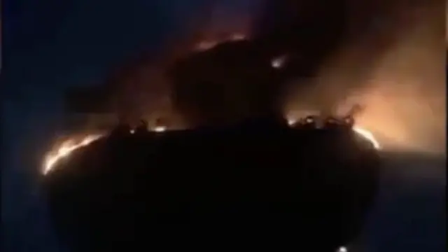 د شپې په تیاره کې اخیستل شوي دغه عکس کې ښکاري چې سمندر په منځ کې پر بېړیو اور بل دی.