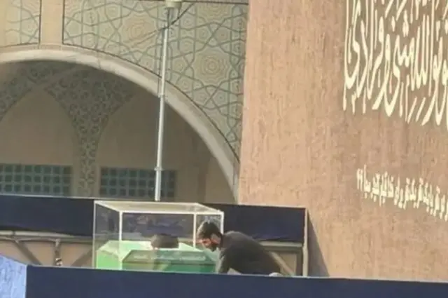 خامنہ ای کا سیاہ عمامہ گرینڈ مسجد میں تابوت کے اوپر رکھا گیا