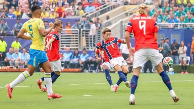 Jogadores da Noruega driblam brasileiro