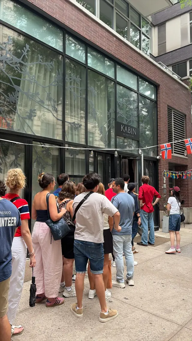 Fila em bar de torcedores da Noruega