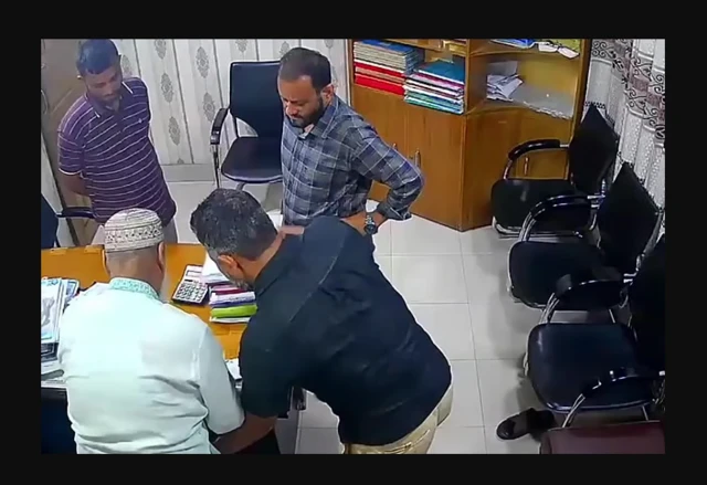 ব্যবসায়ীর অণ্ডকোষ চেপে ধরে চেক ও স্ট্যাম্পে স্বাক্ষর করিয়ে নেওয়ার অভিযোগে মোস্তাফিজুর রহমান লিটুসহ দুইজন গ্রেফতার