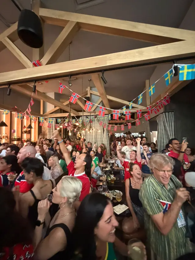 Bar em Nova York com torcida da Noruega