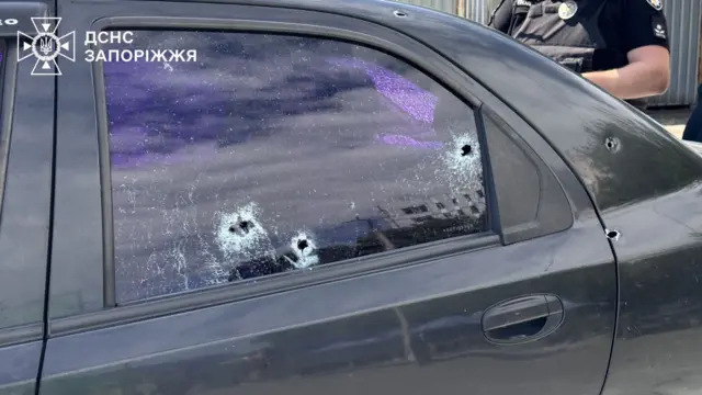 поврежденный при уда ре по АЗС в Запорожье автомобиль