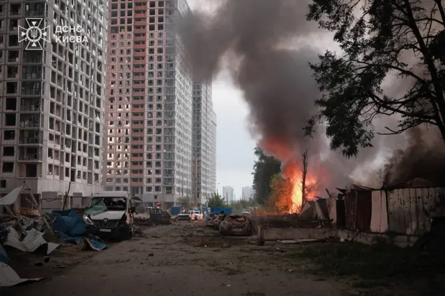 Под ударом в Киеве оказались высотные жилые дома