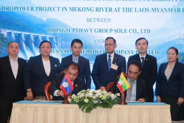 လာအို၊ ဗီယန်ကျင်းမြို့မှာ ရေအားလျှပ်စစ်စီမံကိန်းဆိုင်ရာ သဘောတူစာချုပ် လက်မှတ်ရေးထိုးတဲ့ မြင်ကွင်း