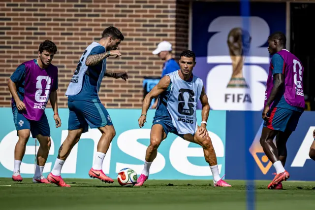 لاعبو منتخب البرتغال خلال تدريبات قبل مواجهة إسبانيا