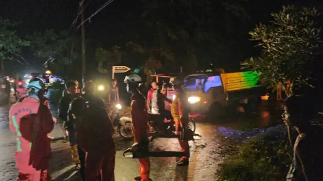 ပေါင်မြို့မှာ လေဆင်နှာမောင်းတိုက်ပြီးနောက် ကယ်ဆယ်ရေးအဖွဲ့တွေ စစ်ဆေးနေတဲ့ မြင်ကွင်း
