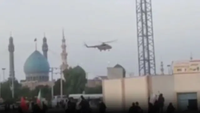 هلیکوپتر در حال پرواز در آسمان قم
