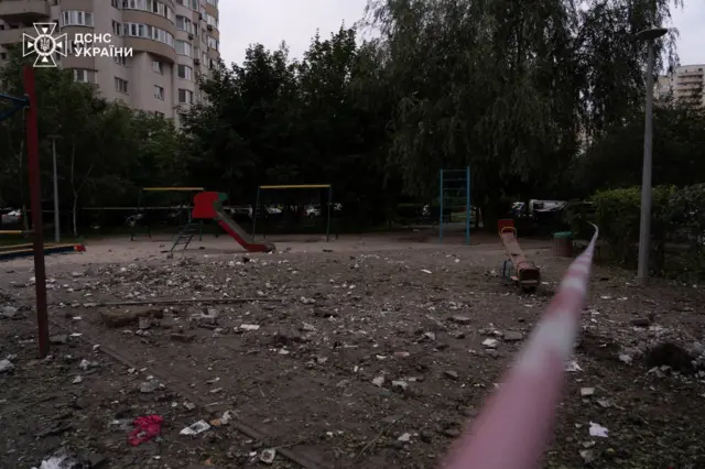 детская площадка в Киеве, куда упали обломки поврежденного ракетой дома