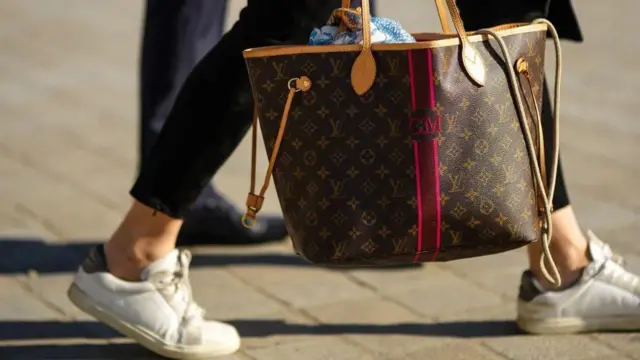 Mikoba yenye chapa ya mbunifu maarufu wa Ufaransa, Louis Vuitton, ni miongoni mwa bidhaa zinazopendwa zaidi katika soko la bidhaa bandia.