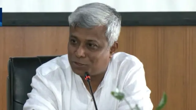 জ্বালানী প্রতিমন্ত্রী অনিন্দ্য ইসলাম অমিত সংবাদ সম্মেলনে কথা বলছেন