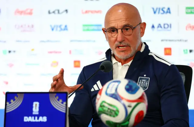 مدرب إسبانيا لويس دي لا فوينتي خلال مؤتمر صحفي قبل مواجهة البرتغال