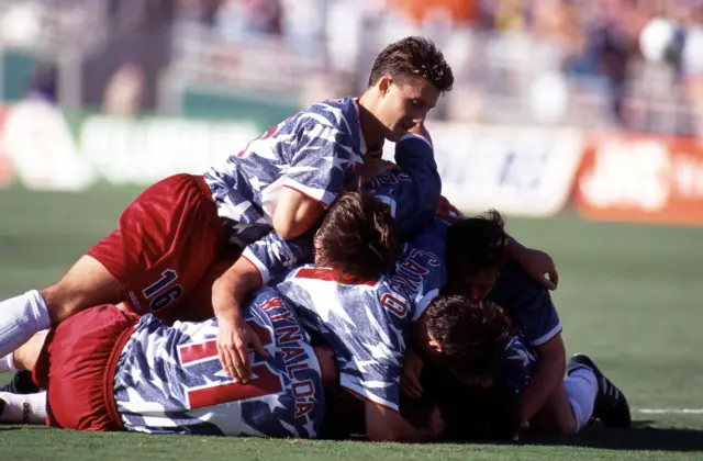 المنتخب الأمريكي خلال مباراته مع كولومبيا في مونديال 1994