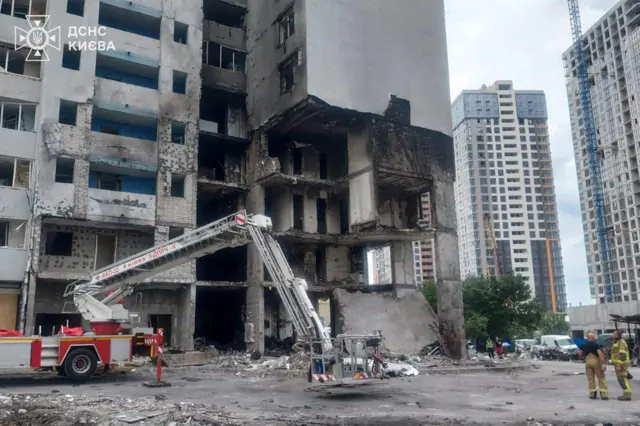 Первые этажи многоэтажного дома, поврежденного в результате удара.