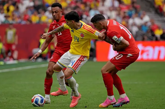 Los jugadores se disputan el balón