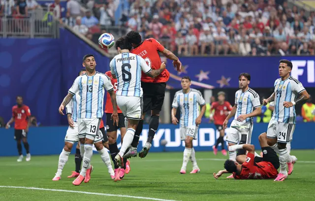 Yasser Ibrahim remata frente a Lisandro Martínez.