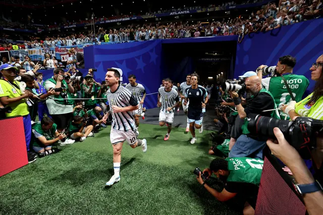 Messi y otros jugadores entran al estadio