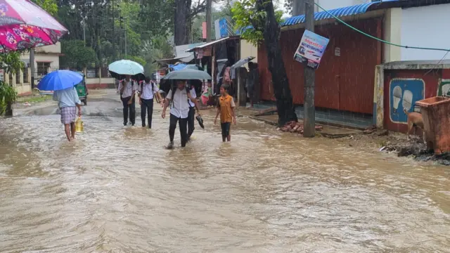 ভারী বৃষ্টিতে বান্দরবান শহরের বিভিন্ন স্থানে জলাবদ্ধতা তৈরি হয়েছে