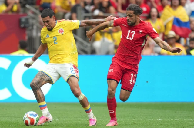 Ricardo Rodriguez y Daniel Muñoz disputan el balón