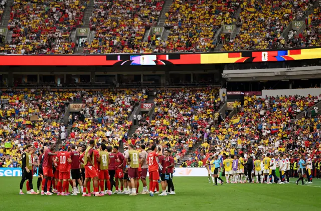 Jugadores de Suiza y Colombia reunidos en el campo
