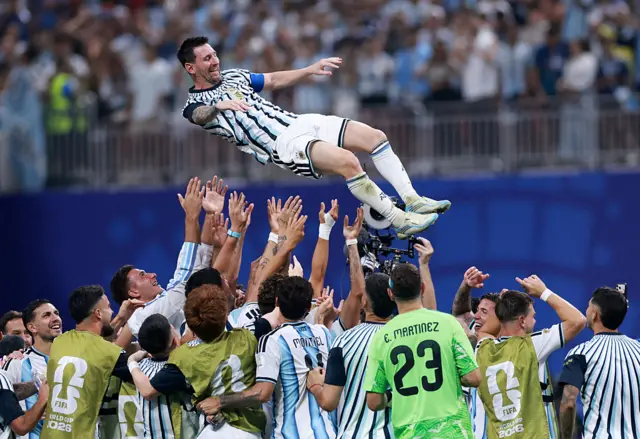 Messi es lanzado al aire por sus compañeros